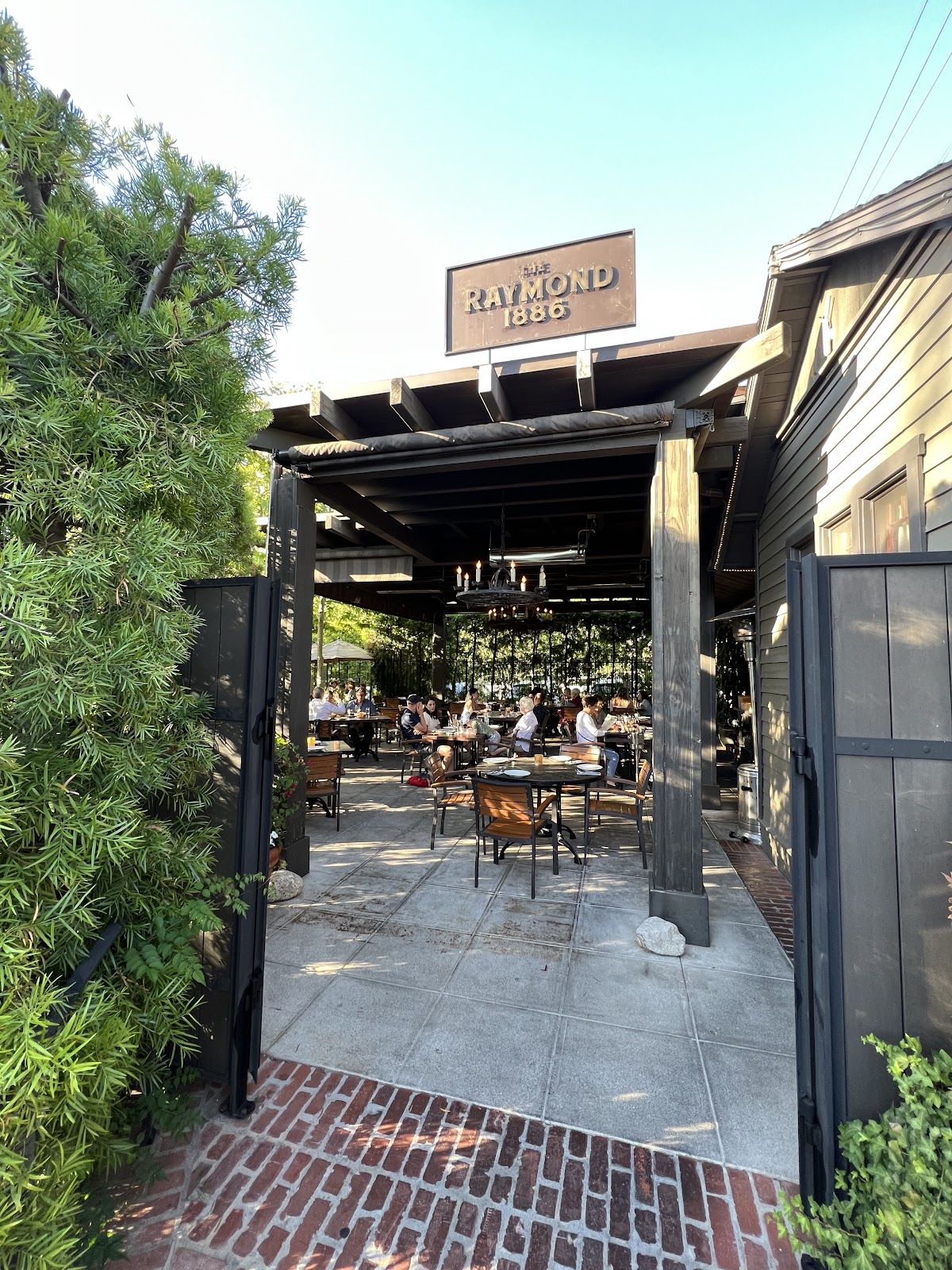 1886 Bar Restaurant at The Raymond - Pasadena CA