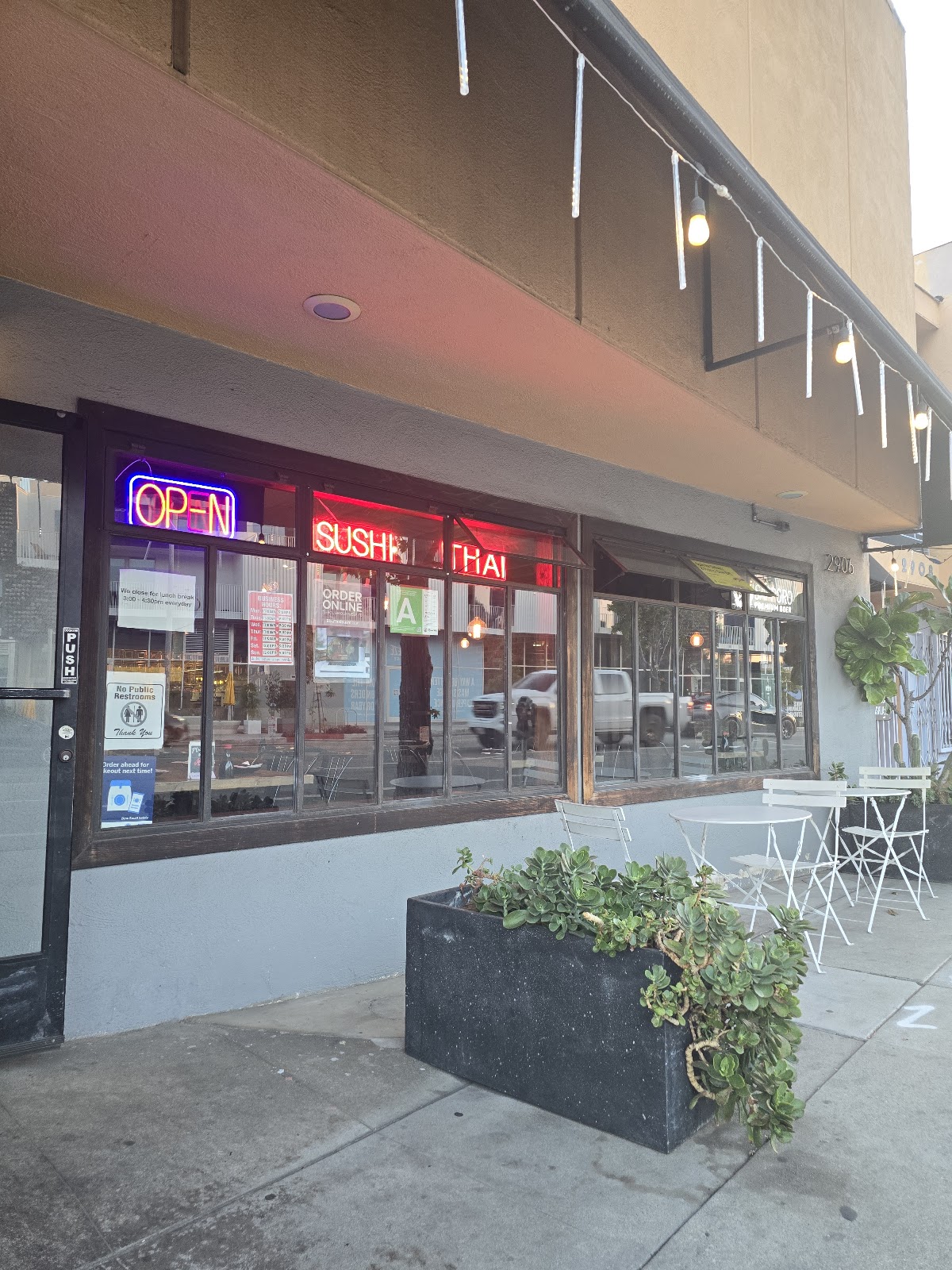 RIZE THAI SUSHI